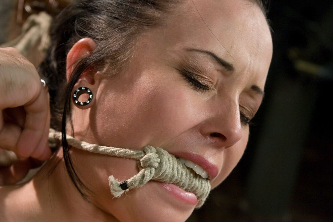 21P La brune américaine Alexa Von Tess se fait doigter dans un bondage avec corde.