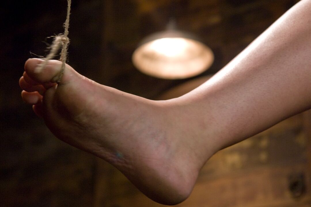 21P La brune américaine Alexa Von Tess se fait doigter dans un bondage avec corde.
