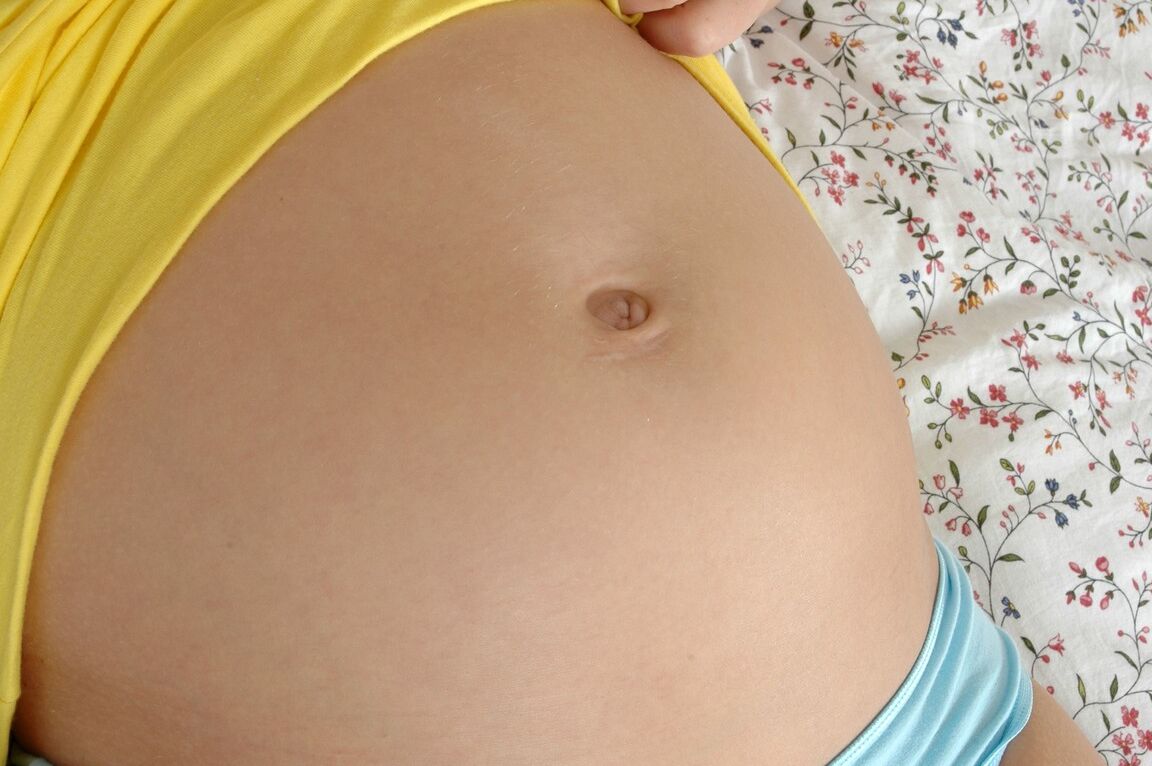 21P Amadora grávida Charlotte Pelucci mostra sua vulva e seu cu na cama