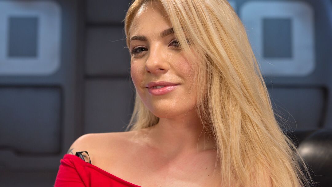 21P Blonde American Dahlia Sky stripping & taking a machine dildo up her holes