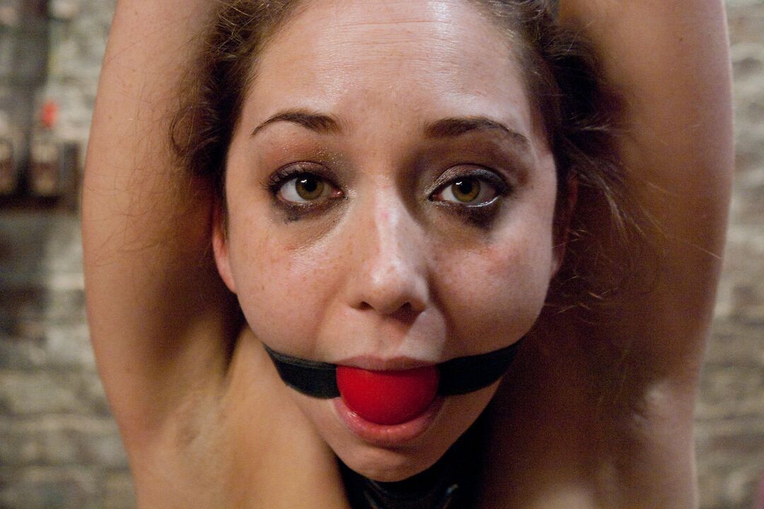 12P Chica atada con un culo increíble Remy LaCroix es follada por detrás