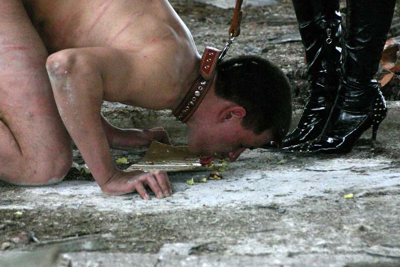 16P 変態ラテックス愛人が人間の犬をリードにつないで散歩に連れ出す
