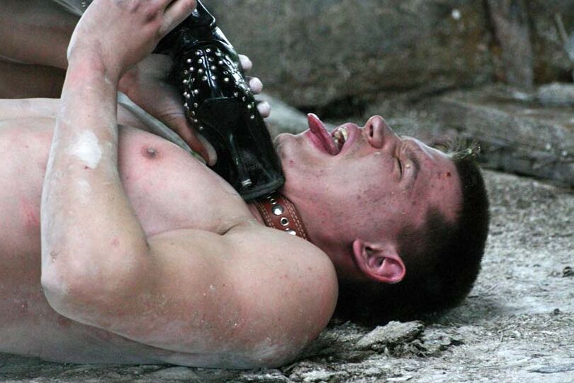 16P 変態ラテックス愛人が人間の犬をリードにつないで散歩に連れ出す