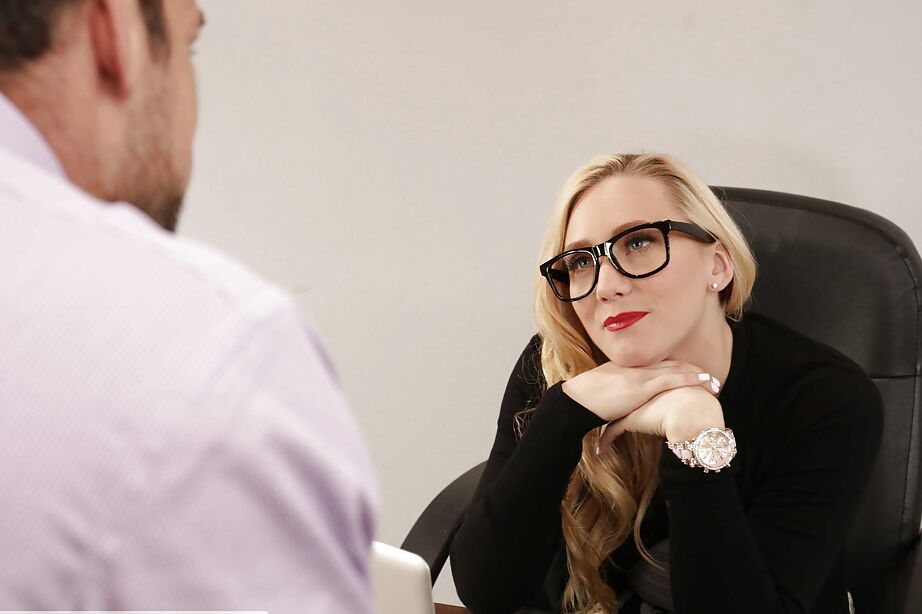 16P Óculos loira secretária AJ Applegate fazendo sexo 69 na mesa do escritório