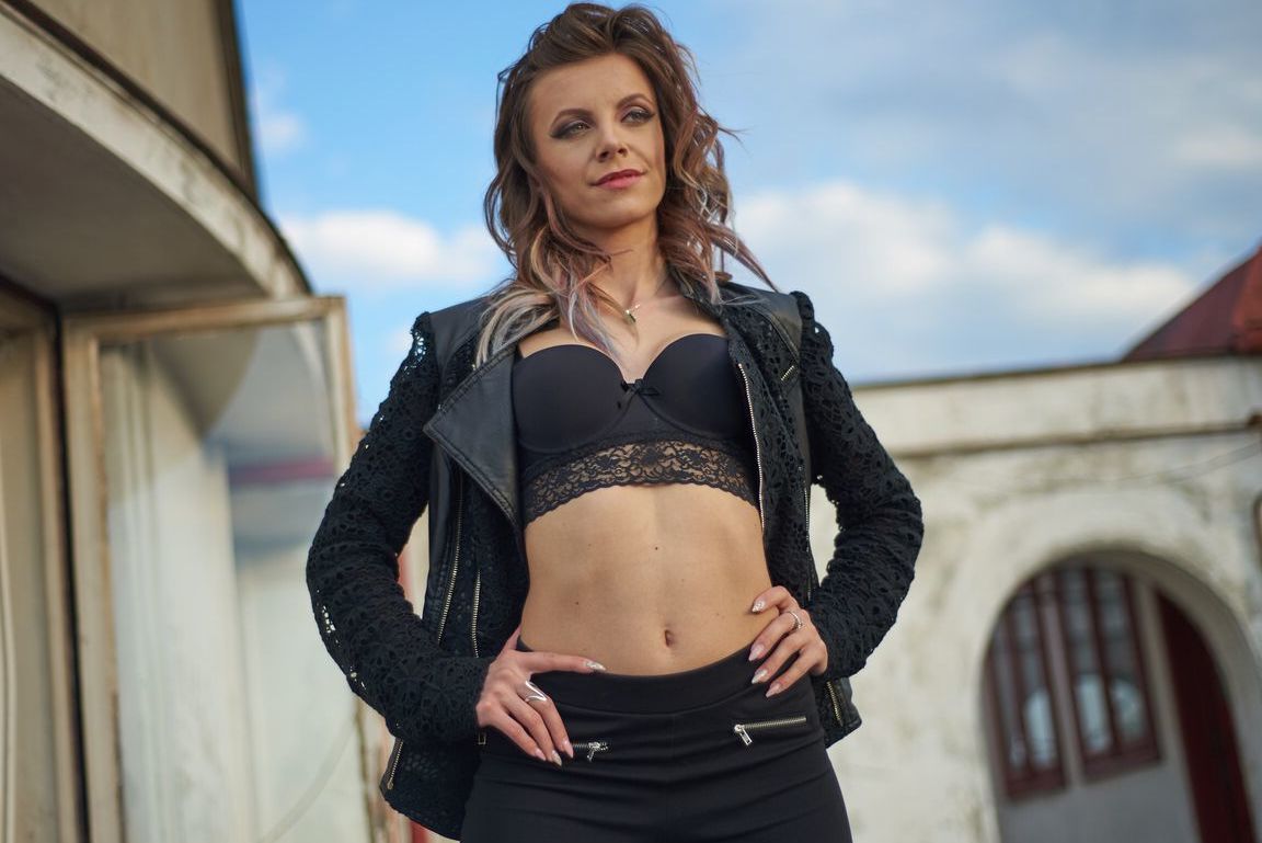 16P Casie Smith, une amatrice à la silhouette élancée, exhibe son cul chaud en collants.