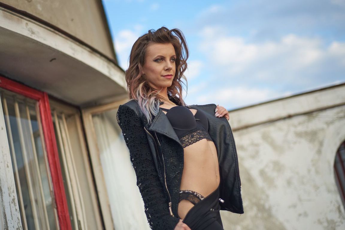 16P Casie Smith, une amatrice à la silhouette élancée, exhibe son cul chaud en collants.