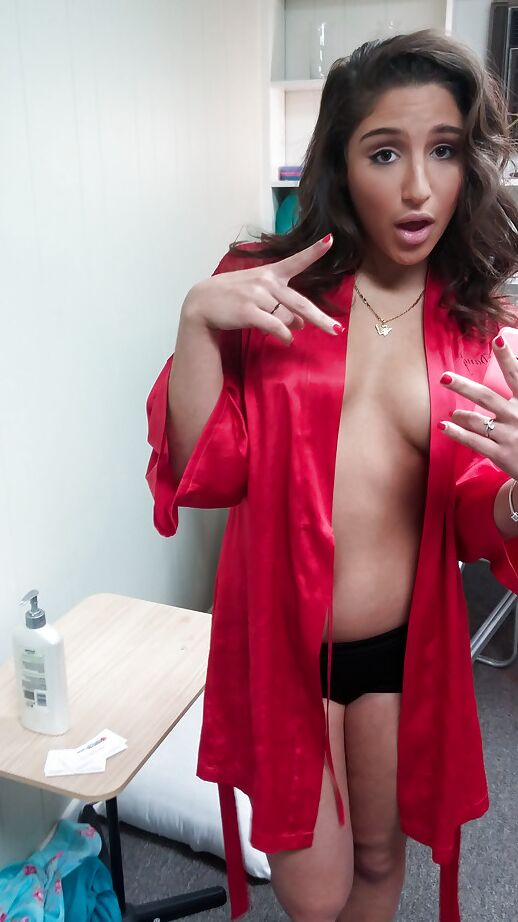 13P Auto-photos de l'adolescente aux gros seins Abella Banger s'habillant