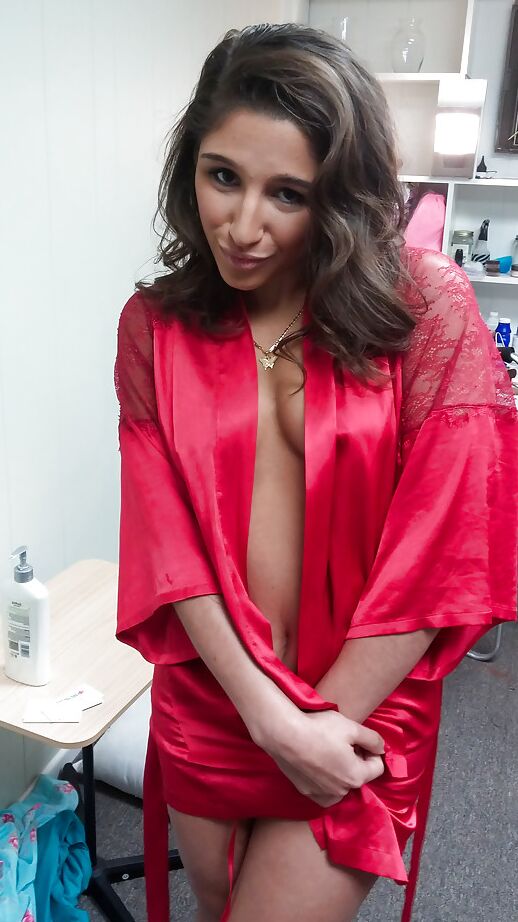 13P Auto-photos de l'adolescente aux gros seins Abella Banger s'habillant