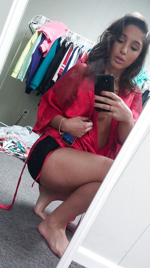 13P Auto-photos de l'adolescente aux gros seins Abella Banger s'habillant