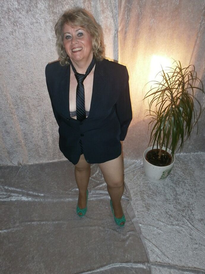 20P Blonde Amateurin Caro zieht ihren Blazer aus, um nackt in BH und Strumpfhose zu modeln