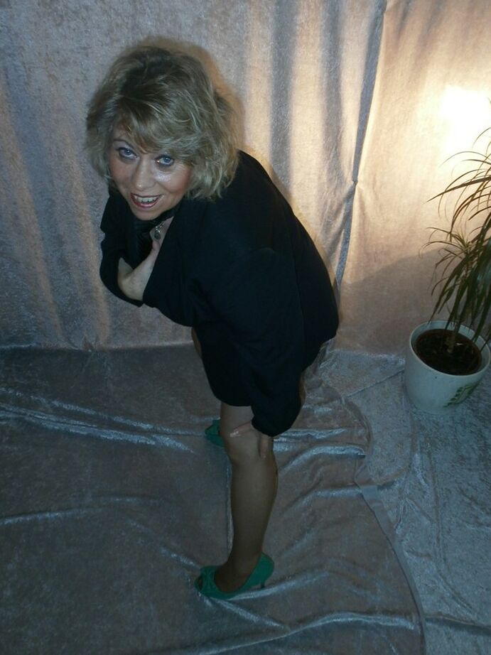20P Blonde Amateurin Caro zieht ihren Blazer aus, um nackt in BH und Strumpfhose zu modeln