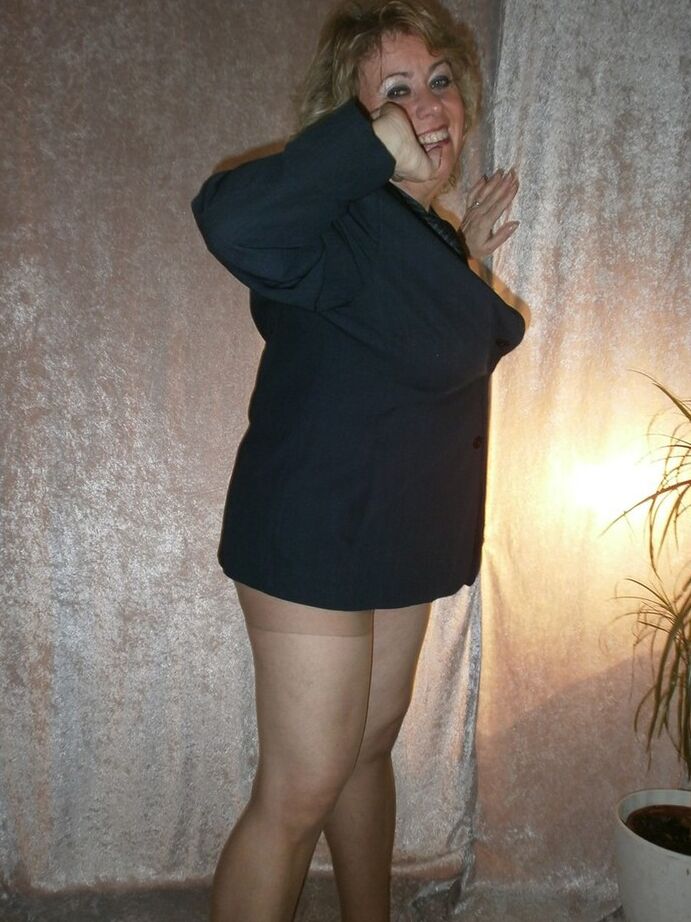 20P Blonde Amateurin Caro zieht ihren Blazer aus, um nackt in BH und Strumpfhose zu modeln