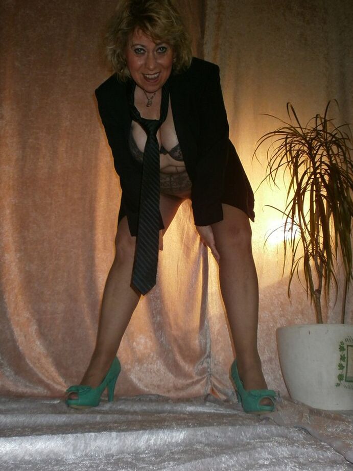 20P Blonde Amateurin Caro zieht ihren Blazer aus, um nackt in BH und Strumpfhose zu modeln