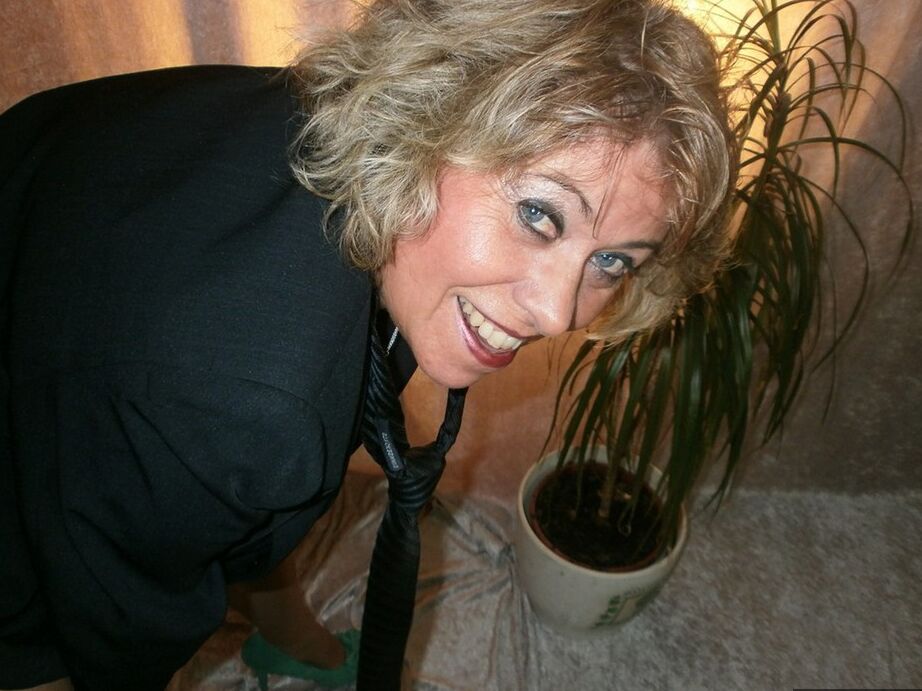 20P Blonde Amateurin Caro zieht ihren Blazer aus, um nackt in BH und Strumpfhose zu modeln