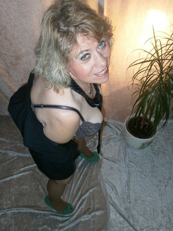 20P Blonde Amateurin Caro zieht ihren Blazer aus, um nackt in BH und Strumpfhose zu modeln