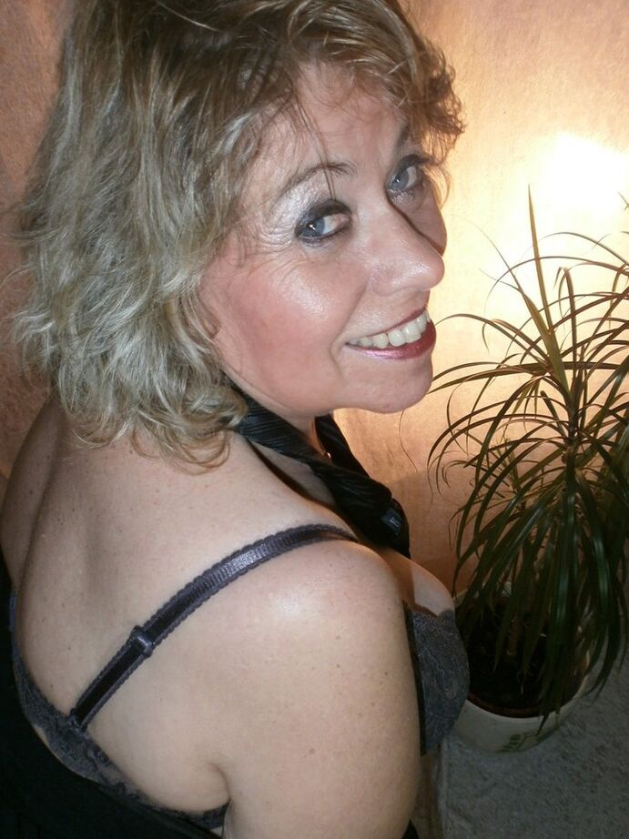 20P Blonde Amateurin Caro zieht ihren Blazer aus, um nackt in BH und Strumpfhose zu modeln