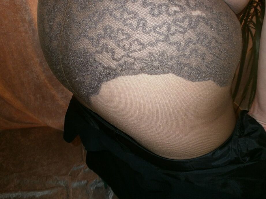 20P Blonde Amateurin Caro zieht ihren Blazer aus, um nackt in BH und Strumpfhose zu modeln