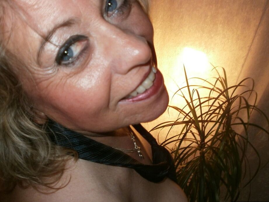 20P Blonde Amateurin Caro zieht ihren Blazer aus, um nackt in BH und Strumpfhose zu modeln