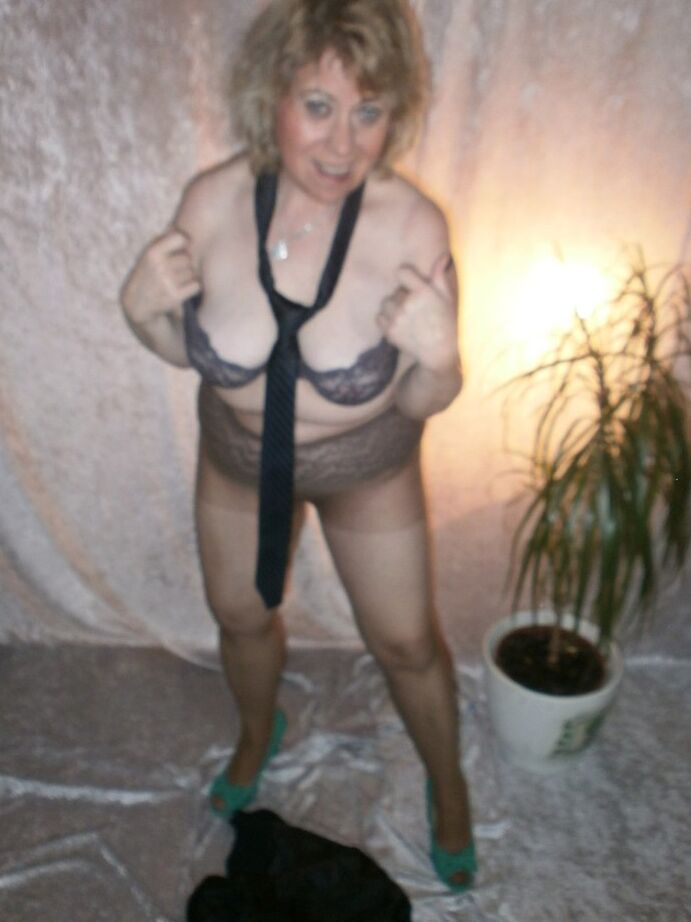 20P Blonde Amateurin Caro zieht ihren Blazer aus, um nackt in BH und Strumpfhose zu modeln