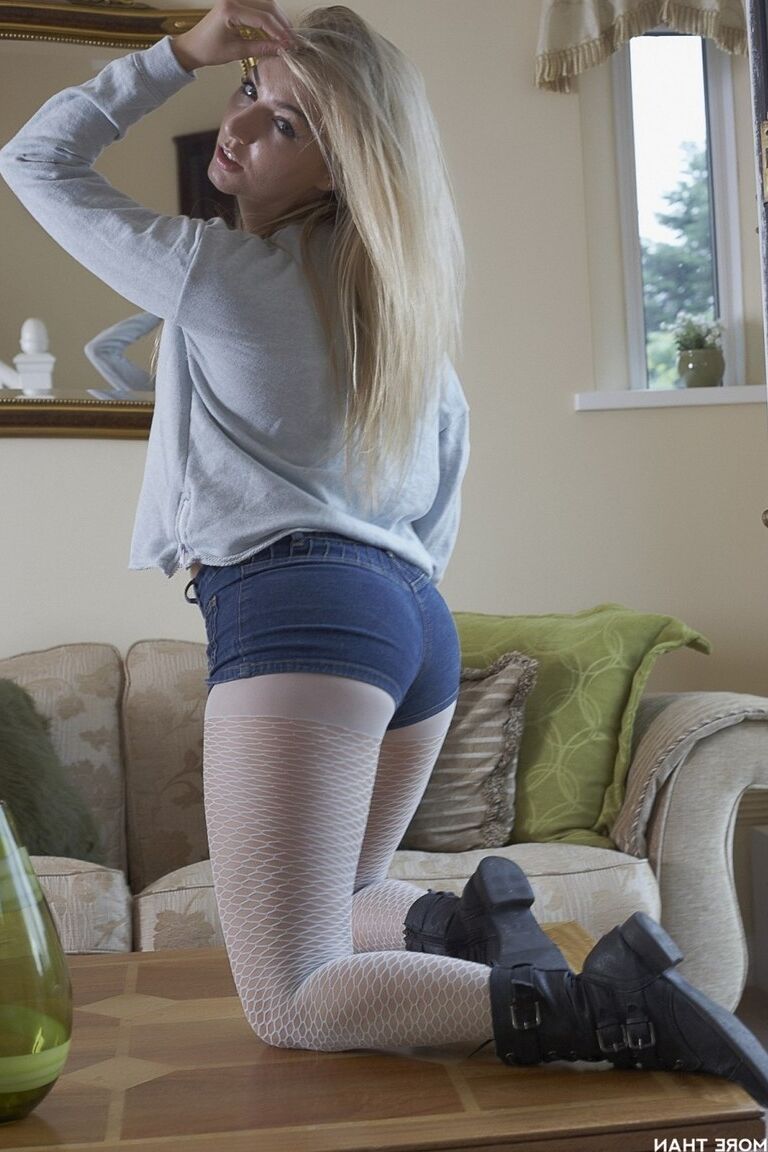 12P A garota loira Hayley Marie Coppin tira as botas antes de se despir