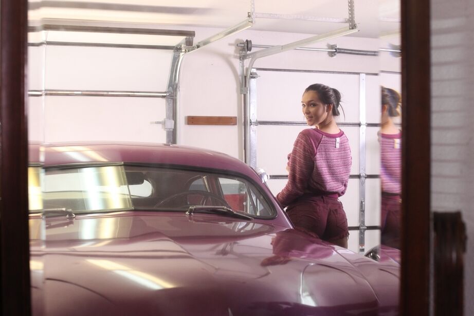 16P かわいい熟女ホリー・マイケルズがヴィンテージ自動車の中でヌードポーズをとるために裸になる