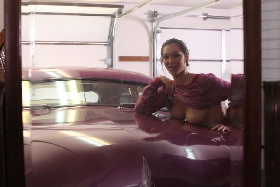 16P かわいい熟女ホリー・マイケルズがヴィンテージ自動車の中でヌードポーズをとるために裸になる