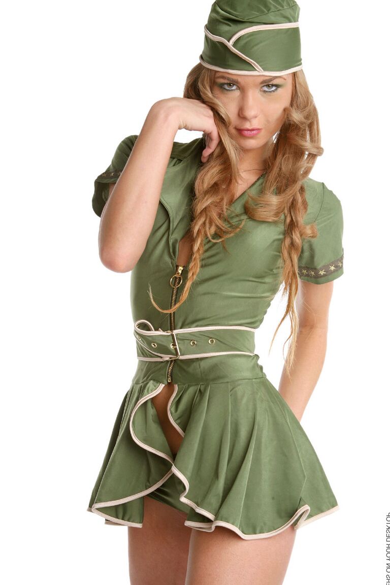 15P Sexy Blondine Sandra H zieht ihre Uniform in hochhackigen Schuhen aus