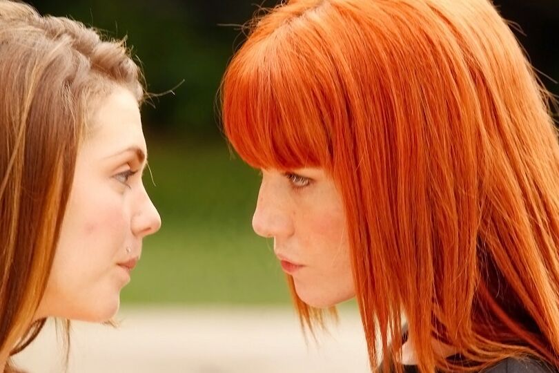 16P La adorable lesbiana Kiera Winters besándose con su amiga al aire libre