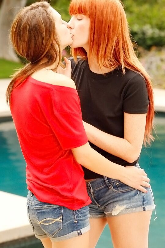 16P La adorable lesbiana Kiera Winters besándose con su amiga al aire libre