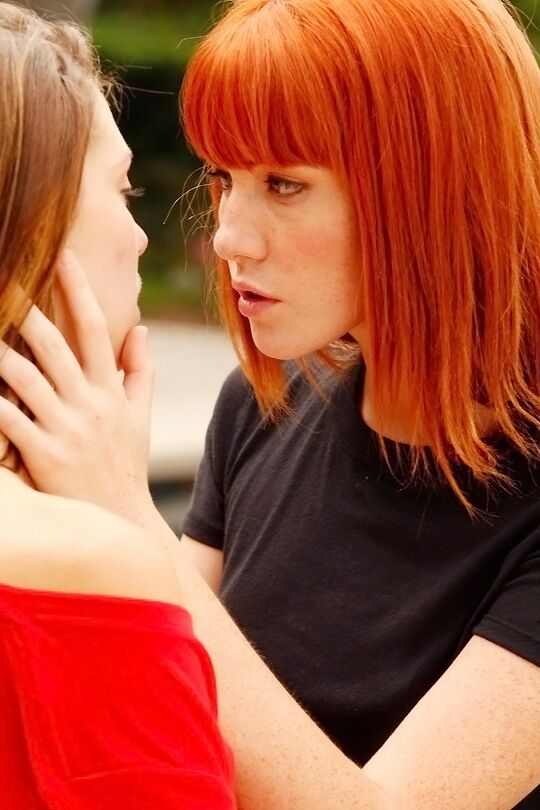 16P La adorable lesbiana Kiera Winters besándose con su amiga al aire libre