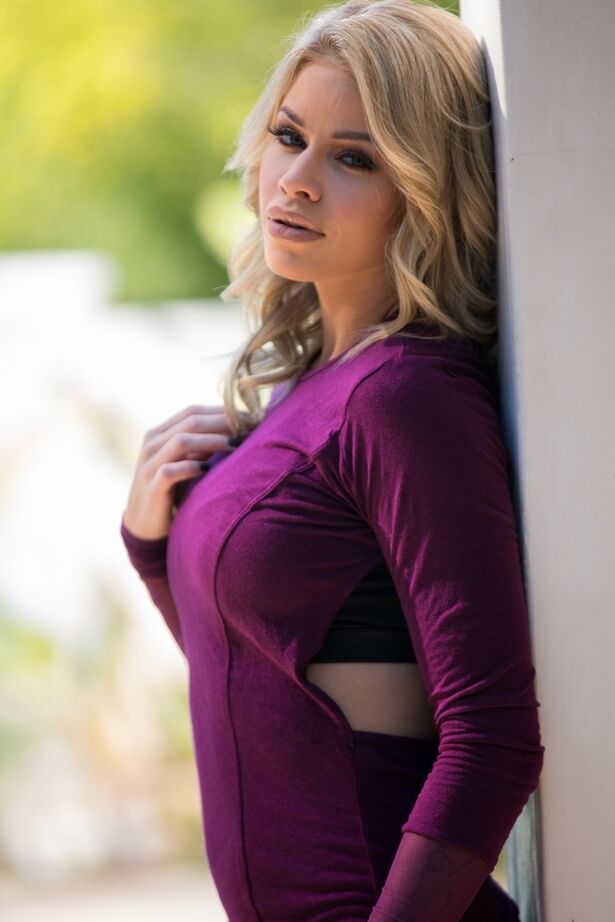16P La rubia caliente Jessa Rhodes se quita los pantalones cortos de spandex y el sujetador para posar desnuda
