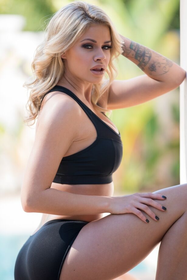 16P La rubia caliente Jessa Rhodes se quita los pantalones cortos de spandex y el sujetador para posar desnuda
