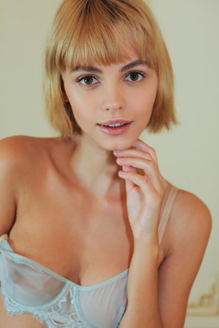 21P Glamour babe Ariela se inclina para mostrar sua bunda curvilínea em uma tira de lingerie gostosa