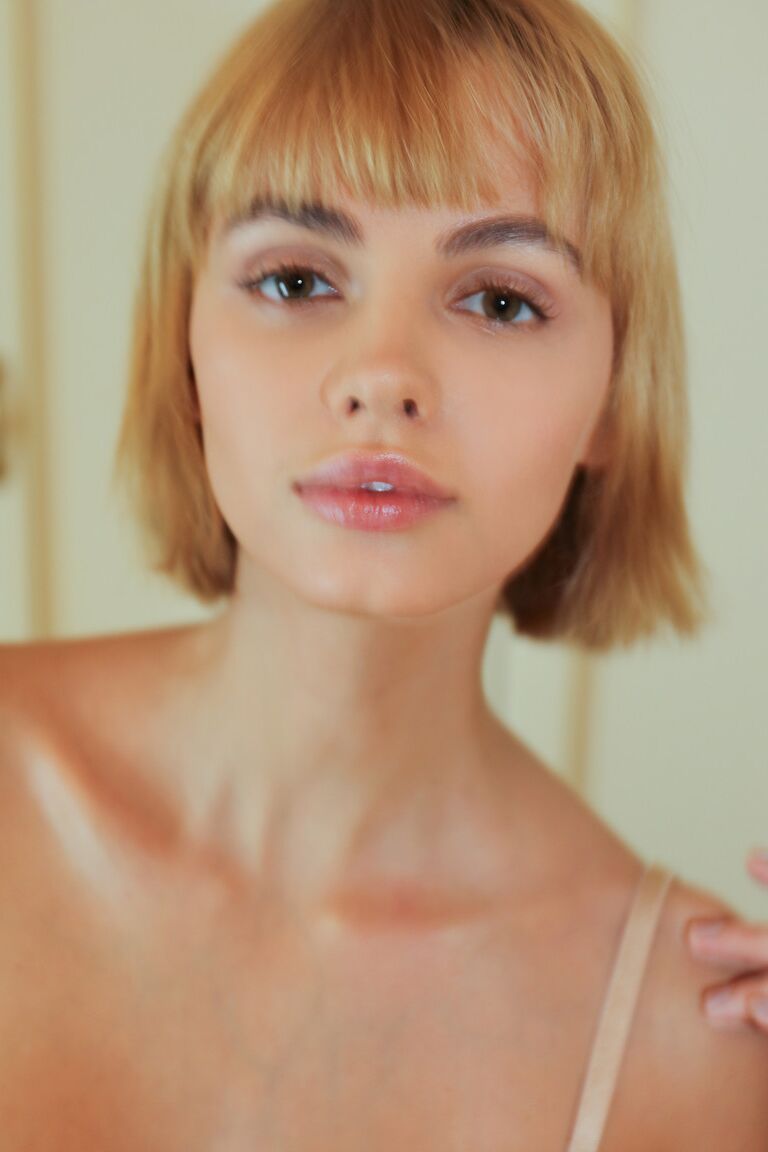 21P Glamour babe Ariela se inclina para mostrar sua bunda curvilínea em uma tira de lingerie gostosa