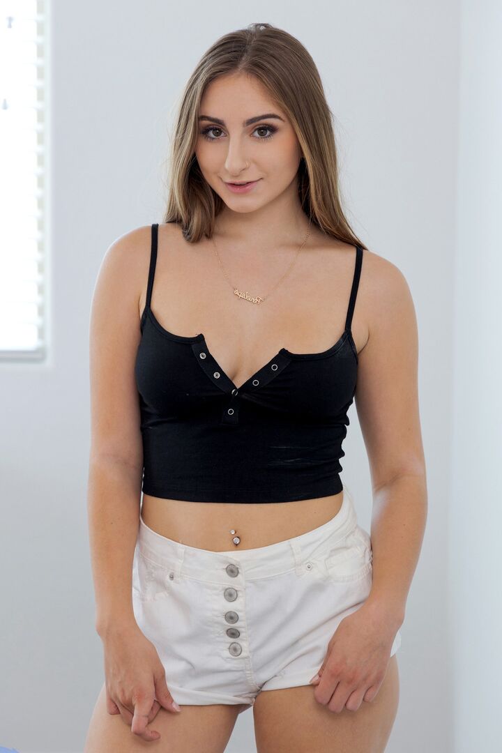 16P A linda jovem Penelope Kay parte sua buceta aparada depois de se despir