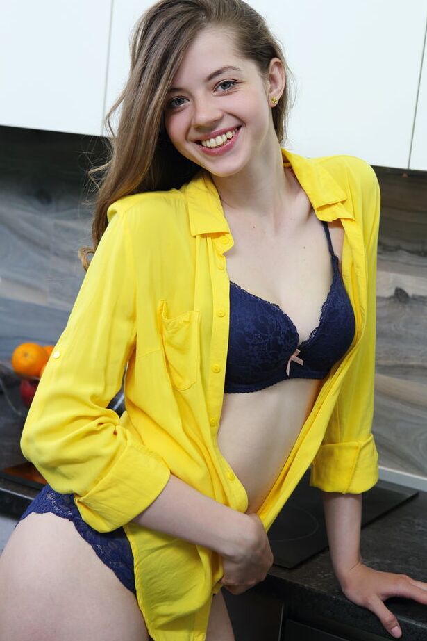 18P La dulce adolescente Kay J se quita el sujetador y las bragas para posar totalmente desnuda en la cocina