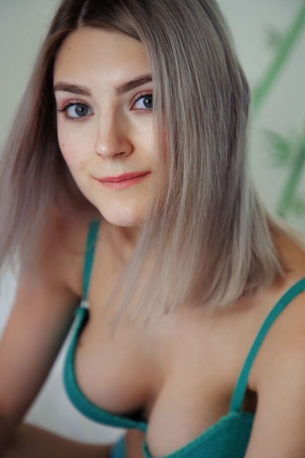 18P A doce adolescente Eva Elfie tira sutiã e calcinha para modelar nua em sua cama