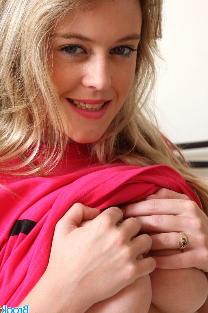 20P La joven rubia Brook Little juega con sus hermosas tetas en acción en solitario