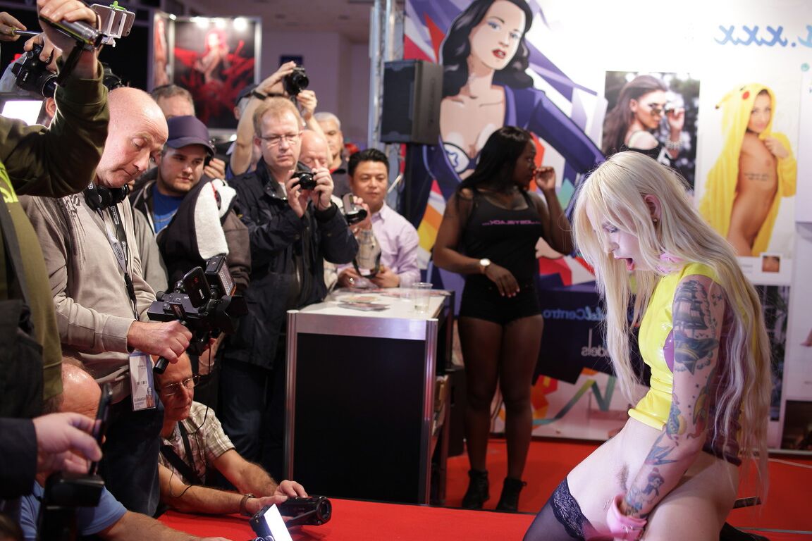 15P Der eingefärbte Pornostar in schwarzen Strümpfen Arteya masturbiert in der Öffentlichkeit bei einer Sexshow