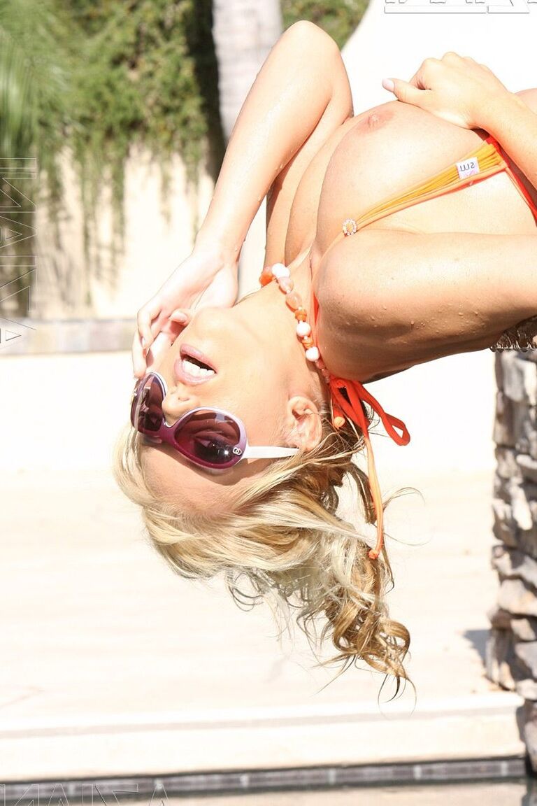 21P La modelo rubia con gafas de sol Heather Summers revela su pecho caliente al aire libre
