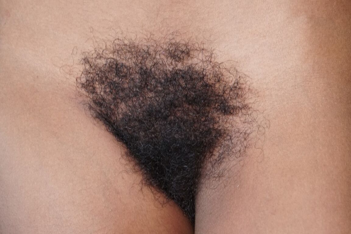 21P, la beauté afro-américaine Sofia Cuty montre ses gros seins