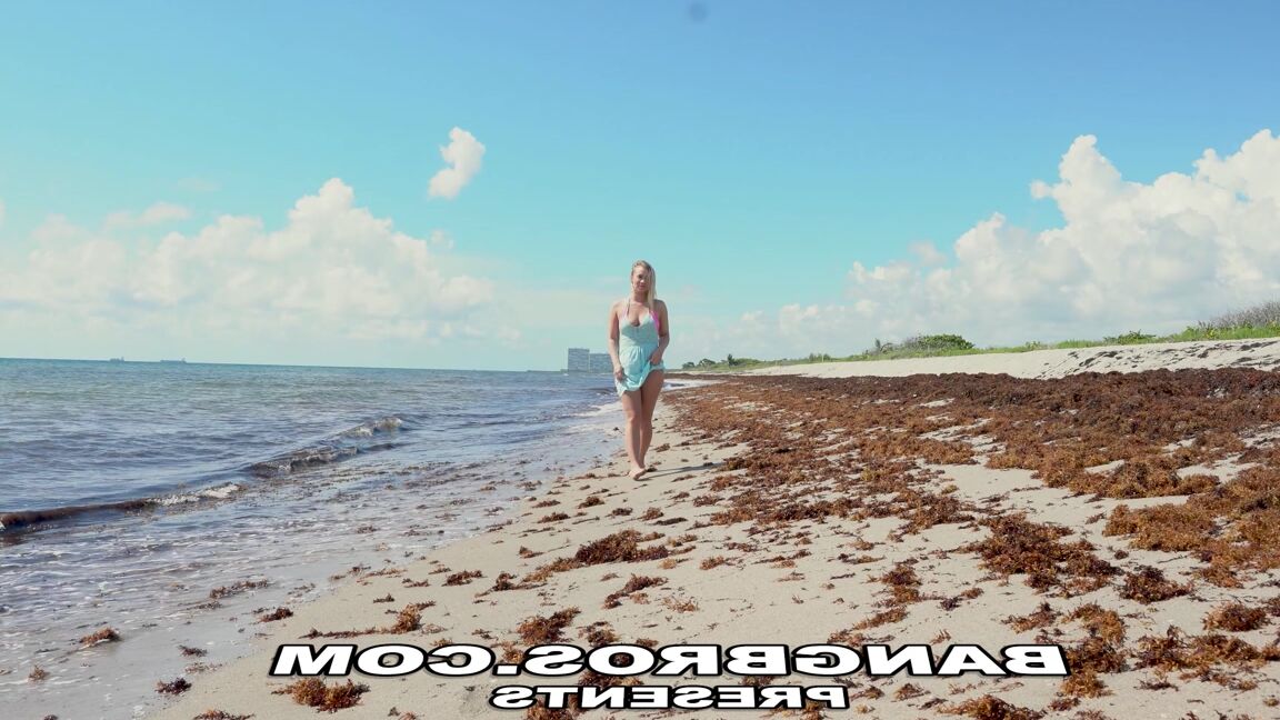 21P Stunner en bikini rosa Bailey Brooke es follada en la playa pública