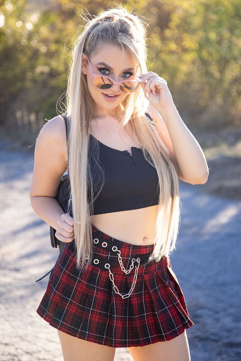 21P La colegiala autostop Blake Blossom es follada por un extraño pervertido