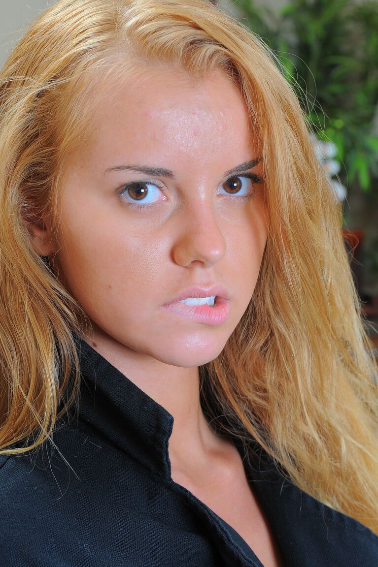 21P La adolescente amateur de cabello dorado Jessie Rogers revela su culo caliente en medias de red