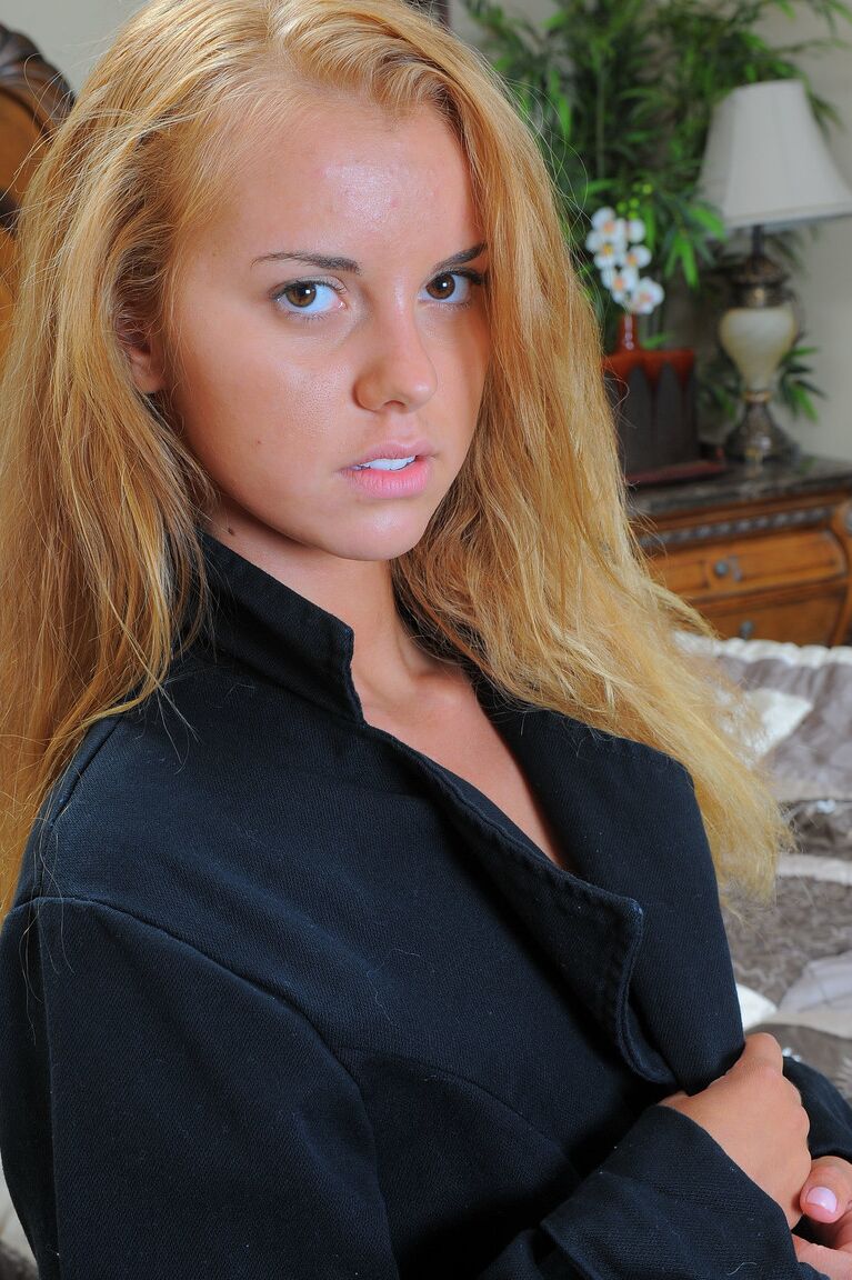 21P La adolescente amateur de cabello dorado Jessie Rogers revela su culo caliente en medias de red