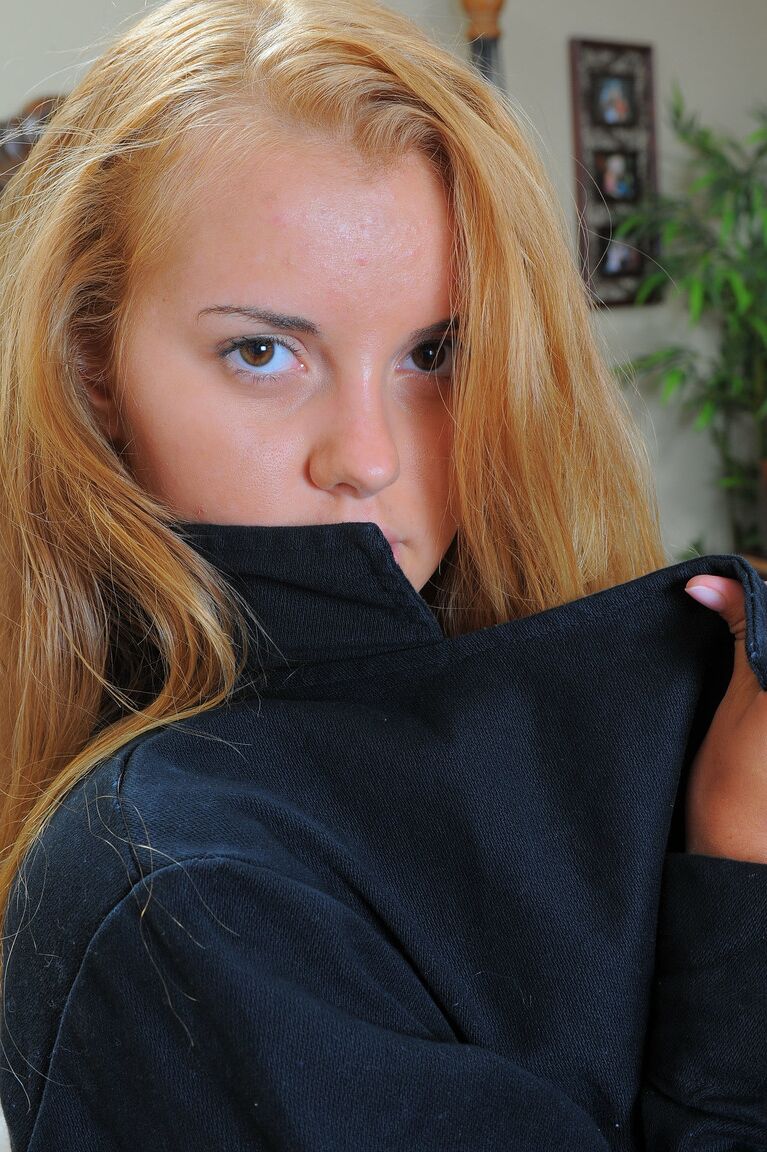 21P La adolescente amateur de cabello dorado Jessie Rogers revela su culo caliente en medias de red