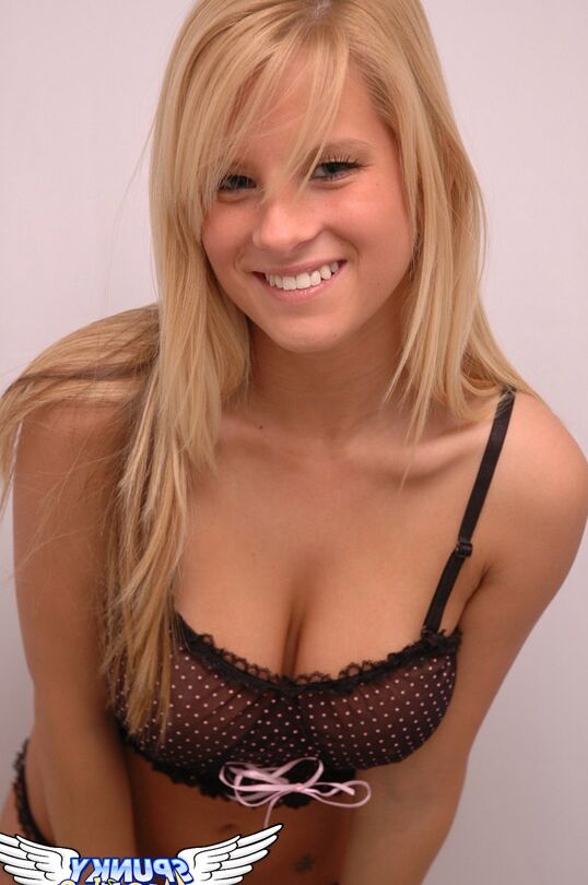 12P Die blonde Teenagerin Kimmy bedeckt bei ihrem Debüt ihre Brüste