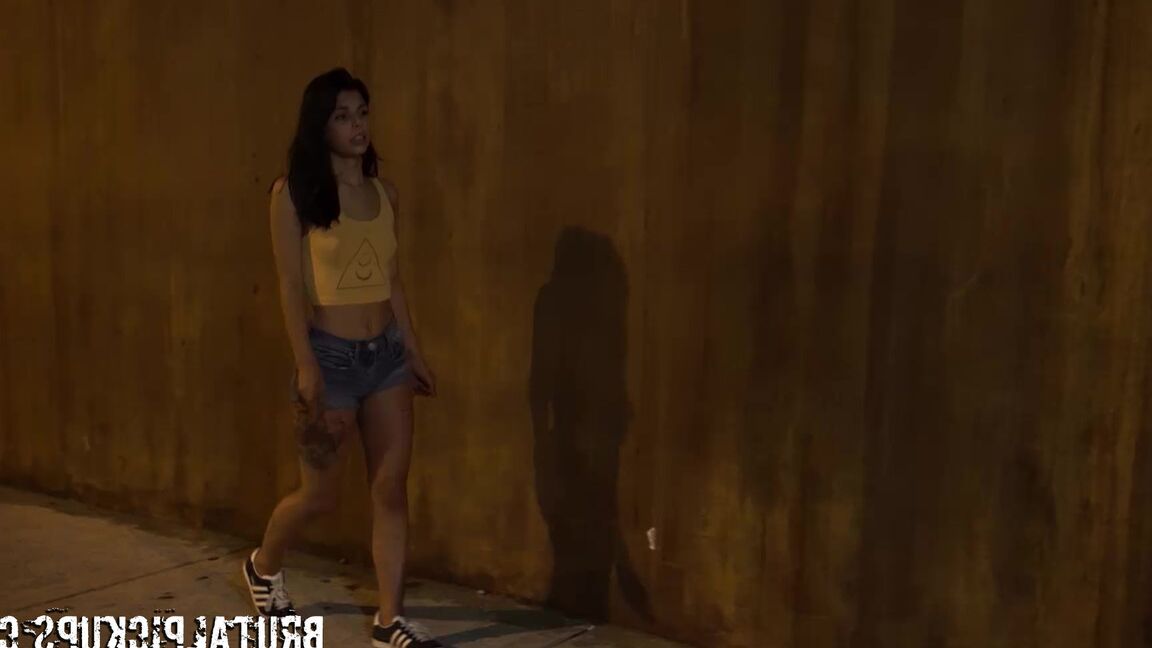 15P Pequena, tatuada e muito bonita, Gina Valentina é o tipo de garota que