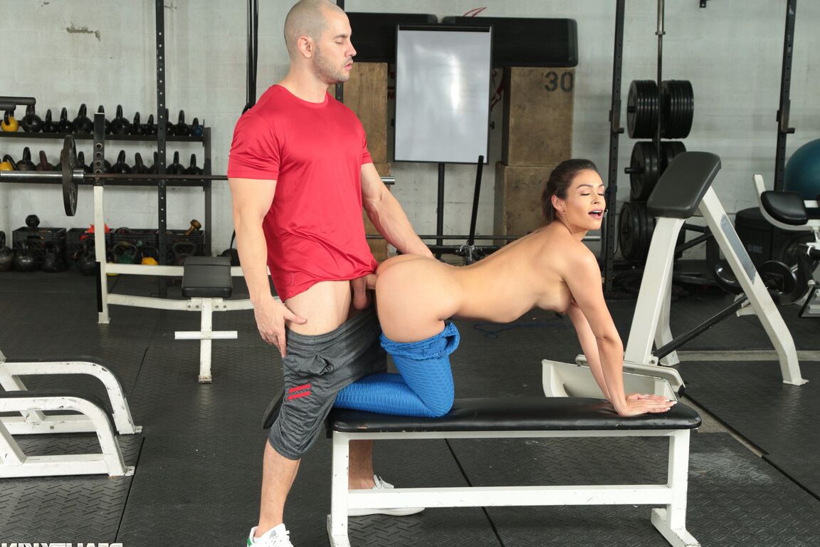 21P La star du porno fantastique Katana Kombat dévoile son corps et profite du sexe en salle de sport.