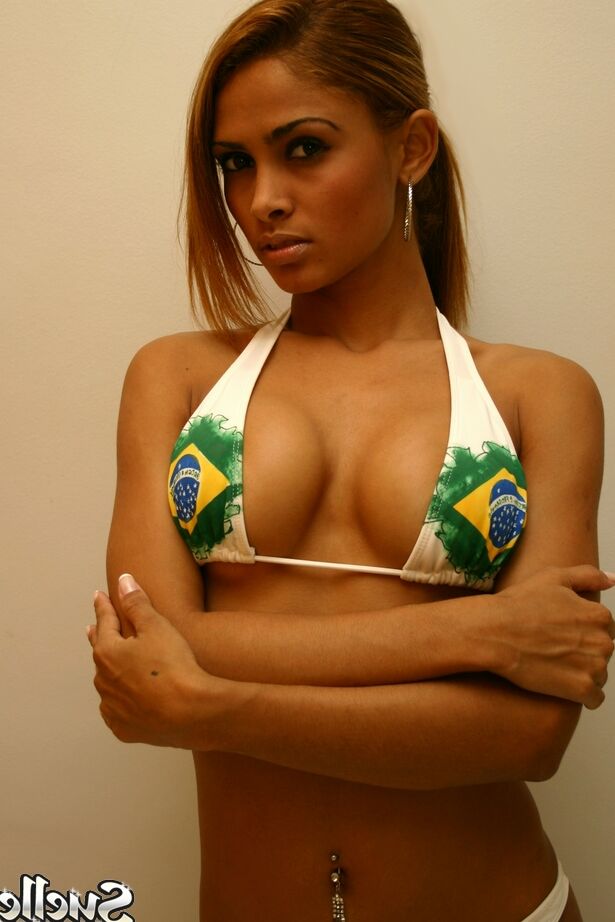 13P A adolescente brasileira ruiva Suelle India perde os seios firmes na parte superior do biquíni